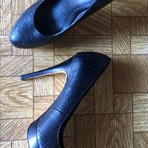 Black Calvin Klein high heel shoes 6.5